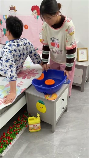 Reclining head-washing basin for elderly, children, pregnant women, and patients