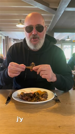 « Le contrôleur de gestion ici il doit bien calculer au centime près 🖍️ » Aujourd’hui dans l’épisode 23 de ma série « On egin », je t’emmène à Arcangues manger au Trinquet d’Arcangues. Prix du menu: 50€ / p @trinquetdarcangues ▪️▪️▪️ Le Deejay gastronome | Balpores