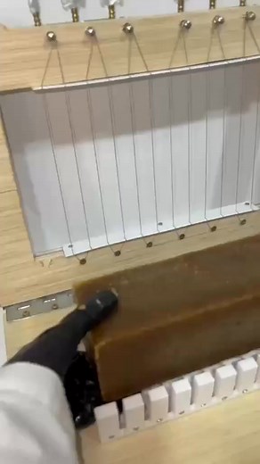 *Coupe-Savon avec Espace de 2 cm entre Fils* Notre coupe-savon est conçu pour découper le savon en 13 morceaux égaux. Voici quelques caractéristiques clés de ce produit : - Espace de 2 cm entre fils : L'espace entre les fils permet une découpe précise et régulière du savon. - Découpe en 13 morceaux : Le coupe-savon est conçu pour découper le savon en 13 morceaux égaux, ce qui est idéal pour une utilisation quotidienne. - Conception ergonomique : Le coupe-savon est conçu pour être facile à utilis