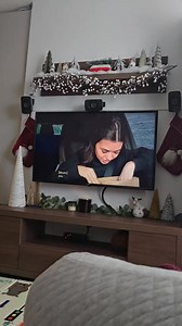 Napi vlog 12.27.❄️ Kovászos kenyér recept: 375 gr víz 150 gr kovász 500 gr fehér kenyérliszt (Szabó vagy Czelli) 1 púpos kk só 250 fokon sütjük fedő alatt 30 percig majd 200 fokon 20 percig ,fedő nélkül. Dobjunk melle az elején pár jeget,hogy gőzben süljön és melegítsük elő a sütőt az edények együtt 1 órán keresztül. #reels #vlog #napivlog #kittikonyhája | Kitti konyhája