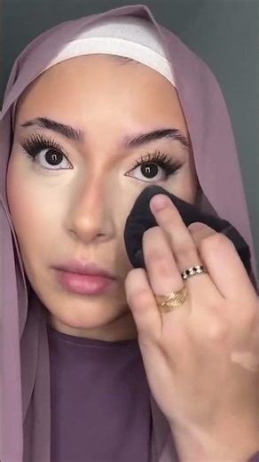 Achieve Flawless Makeup: Beauty Blogger's Powder Application Tips#makeup #beauty