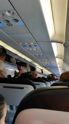 La canción "Volver" de Nelson Velásquez es una balada vallenata romántica sobre el anhelo de un amor perdido, expresando el deseo de reconciliación y la esperanza de revivir un romance pasado. La letra narra la pasión del cantante por una mujer que fue su primer amor y que se marchó, y cómo el recuerdo de ella sigue vivo y se intensifica al saber que ha regresado al pueblo, invitándola a volver a amarlo. #LIVEIncentiveProgram #PaidPartnership #LIVEwithlowfollowers #videoviral #canciónviral | Ant