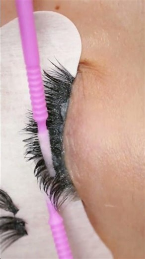 How to Safely Remove Lash Extensions