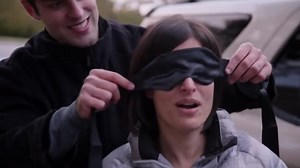 Cette femme s'est fait bander les yeux pour rentrer à la maison. La surprise qui l'attendait est mag