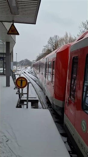 S11 nach Hamburg Airport, bei der Ausfahrt in Ohlsdorf von Gleis 2...