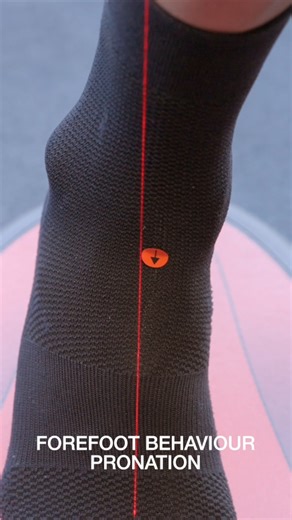 How do you really evaluate your pedaling dynamics? Before analyzing how you pedal, you need to understand how your foot works under load. With the Tiltmeter, part of the idmatch Foot Fitting tools, we simulate forefoot loading conditions to detect pronation or supination and define how your foot naturally behaves. This preliminary step becomes crucial to better understand your overall pedaling once you’re on the Smart Bike, helping refine your position for improved comfort, control and a smoothe