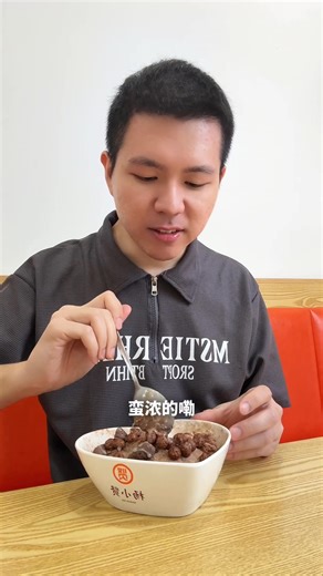 🇲🇾槟城『看到这碗芒果冰我下巴直接掉地上』 原来中国爆火的「杨小贤绵绵冰」也来槟城乔治市开分店了！😲 这次真的有被震撼到，因为他们家的冰分量不是开玩笑的那种～ 🥭巨无霸超级芒果绵绵冰大到3个人share都还觉得吃不完。芒果给得很豪气，酸酸甜甜搭上绵绵冰，吃起来很解暑。 我们也try了两款新品： 🆕新品 Milo 绵绵冰我也试了，原来是马来西亚限定口味，真的很有我们本地特色。 🆕青提玫珑冰的水果香味很突出，不是糖浆味，是自然的果甜味。 其他必点： 🍓草莓酸奶绵绵冰 🍌香蕉牛奶绵绵冰 🍯蜂蜜烧仙草 🍋香水柠檬茶 店面虽然看起来窄窄可是里面算蛮宽敞，座位多，坐下来吹冷气吃冰真的很爽。重点是现在他们还在做promo： ✅ 周一到周四：点一份冰，饮料 30% off ✅ 周五到周日：点两份冰🆓一杯饮料，点三份冰再🆓一份 ✅ 还可以收集印章，集满5碗🆓1碗 - - - - - 📍 杨小贤芒果绵绵冰 Yang Xiao Xian Mango Ice 🏠 2, Jalan Sungai Ujong, George Town, 10100 George Town, Pula