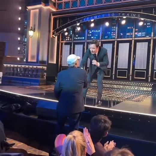Chevy Chase está molesto porque no se le dio espacio en el escenario en SNL50 ⭐️ siendo él uno del elenco original. Chevy, a Steven Spielberg le cortaron su escena. 😭 Pero al menos, en el concierto de SNL50, Chevy estaba en primera fila y Jimmy lo saludó y le dio sus flores. Jimmy: "No estaríamos aquí sin ti." | Jimmy Fallon Latin America FANS