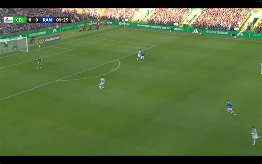 🇫🇷Bien que les hommes de Wilfried Nancy se soient finalement inclinés, ils ont livré une première période remarquable, en rupture totale avec la méforme du match précédent. Changement de Structure : Le système de relance a été revu en profondeur. Exit la défense à trois statique ; l’équipe a opté pour une sortie de balle plus fluide en 2 1. Cette configuration s'est articulée autour d'un Callum McGregor extrêmement mobile, soutenu par un milieu en losange en mouvement perpétuel. Cette dynamiqu