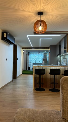 Teknon | Remodelación y diseño on Instagram: "Townhouse para 14 personas en Tucacas🤩🌴 Este es el primer video, de una mini serie en la cual te mostraremos cada espacio a detalle de este ESPECTACULAR proyecto🙌🏼 El 2026 será el año de convertir tus espacios, en lugares INCREÍBLES🤩 Tú lo imaginas ¡Nosotros lo creamos! ¿Qué esperas para agendar tu visita?📲 #remodelacion #tucacas #diseñodeinterior #fabricademuebles #proyectoarquitectonico"