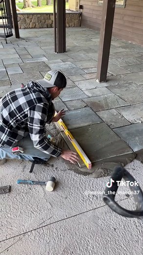How to lay flagstone #constructionlife #bluecollar #professional #mason #flagstone