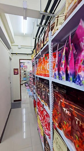 เมื่อศูนย์รวมเครื่องสำอางฮิตติดกระแส ที่มีสต็อกแน่นที่สุดในสุพรรณบุรี ขยายพื้นที่ทำเลทองในอาคารมากกว่า 3 ชั้น เพื่อเป็นทั้งศูนย์รวมเครื่องสำอางแบบครบวงจร และสำเพ็งขนาดย่อม รวมถึงยังมีศูนย์คอนแทคเลนส์ที่แอดคิดว่าน่าจะใหญ่ที่สุดในจังหวัดสุพรรณบุรีก็ว่าได้ค่ะ ที่นี่มีชื่อว่า bj Beautiful Shop จะตั้งอยู่ในซอยหมูบ้านศิริวัฒน์ ⏰ เปิดทุกวัน 09.00-20.00 น. 📍เจมสโตนพาร์ค ซอย 1 #ร้านเครื่องสำอางค์ในสุพรรณ #bjbeautifulshop #สุพรรณบุรี #รีวิวสุพรรณบุรี | รีวิวสุพรรณบุรี
