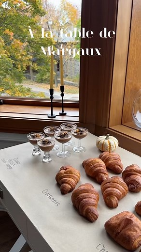 At home coffee shop avec Oatbox 💛 J’aime beaucoup recevoir (comme vous le savez probablement déjà) et je trouve que parfois, ça fait changement de recevoir pour le brunch! C’est cozy, sympathique et rassembleur! Je vous encourage vraiment à essayer cette formule tellllement amusante, parce qu’on va se le dire, qui n’aime pas potiner autour d’un bon café? Félicitations encore à mes partenaires en or Oatbox pour le lancement de leur tout premier magazine Crema 🥹 #pub | Margaux