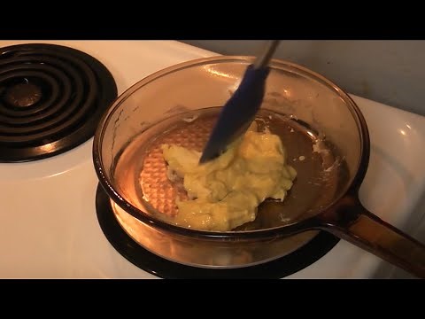 Cooking Scrambled Eggs - Corning Visions Skillet