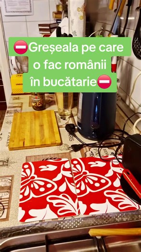 ❗ Greseala pe care o fac multi romani in bucatarie! ⛔️Gatesc pe masa, desi au blat de lucru chiar langa aragaz. In video-ul de azi sunt in bucataria unui prieten si surprind o situatie extrem de des intalnita in practica mea de Bucatar Personal in Bucuresti. Blatul, gandit special pentru gatit, este ocupat cu electrocasnice, cutii si tot felul de alte lucruri. Asa ca gatitul se muta, firesc, pe masa. ✅️Unde este problema? Nu in dezordine. Ci in faptul ca folosim bucataria impotriva ei. Blatul de
