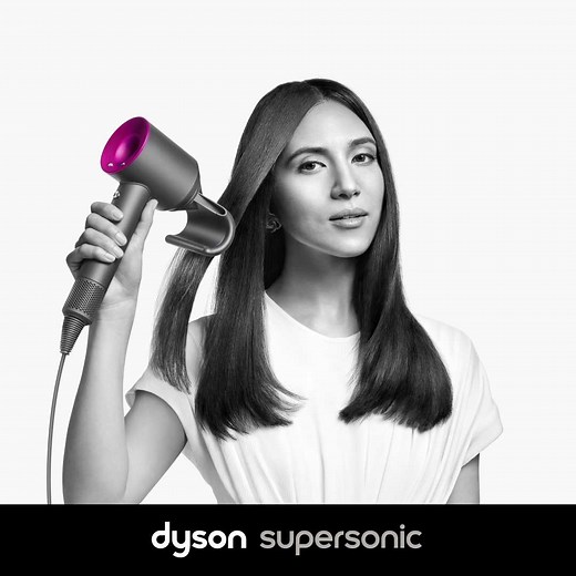 Fünf Aufsätze. Unendliche Stylingmöglichkeiten. Style dein Haar auf deine Art mit dem Dyson Supersonic™ Haartrockner. Unser neuer Aufsatz zur Bändigung fliegender Haare schenkt dir ein glänzendes Finish und bändigt fliegende Haare in einem Durchgang. Welcher Aufsatz ist dein Favorit? | Dyson