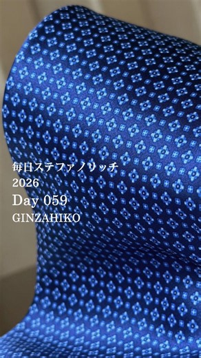 深いネイビーにブルーが映えるプリントタイ Day 059 #高級ネクタイ