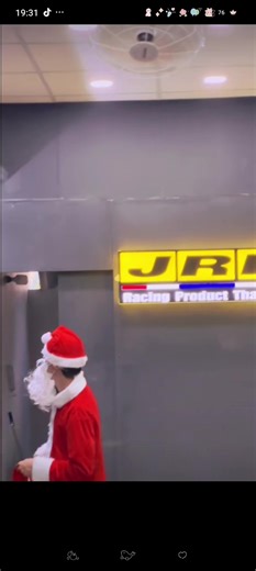 Nay ông già noel đi phát quà nha 😂