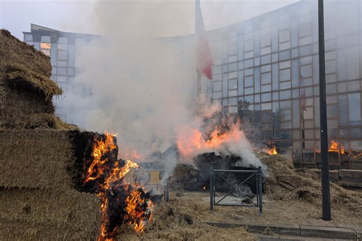 Du fumier et de la paille en feu : des agriculteurs manifestent devant la préfecture à Chartres