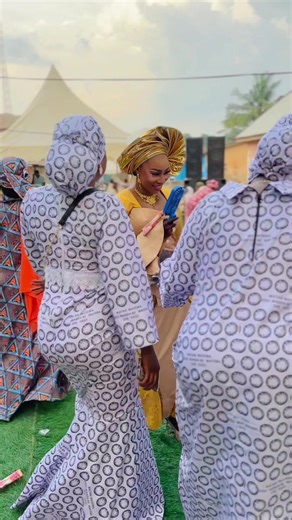 Bridesmaid helping Amariya Mariam to dance well 💃 #Muzehpixelsphotography #fypviralシviral #tiktokghana🇬🇭 #weddingphotographer #nigeriaweddings