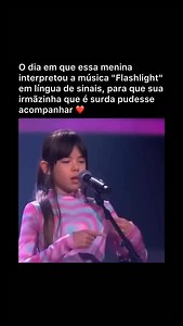 Um momento de pura emoção marcou o programa The Voice Kids Alemanha: a jovem Fia, de apenas 11 anos, encantou o público ao cantar “Flashlight”, de Jessie J, enquanto usava língua de sinais para que sua irmã surda, Emilia, pudesse acompanhar cada verso da música. A apresentação sensibilizou tanto os jurados quanto a plateia — os quatro técnicos apertaram o botão quase simultaneamente, comovidos pela voz e pela atitude carinhosa da menina. Nas redes sociais, o vídeo viralizou rapidamente, sendo el