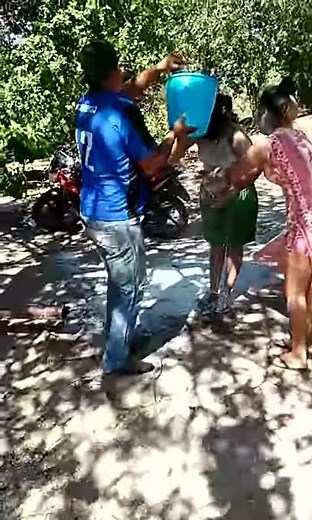 Asi se baña a las niñas berrinchudas...