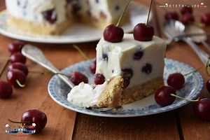 11K views · 31 reactions | Toata lumea face cheesecake fara coacere si tocmai ce mi-am dat seama ca eu am ramas ultima!!!! Nu e complicat, caci fiind un desert la rece, fara coacere, se face in doi timpi si trei miscari. Si in sfarsit am reusit!!!! Clar nu ai cum sa dai gres cu un cheesecake cu mascarpone, ricotta si fructe! https://www.reteta-video.ro/retete/cheesecake-fara-coacere-cu-mascarpone-ricotta-si-fructe.html | Reteta-Video | Facebook