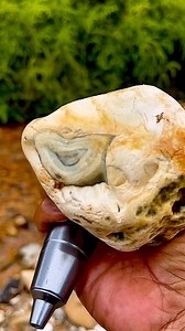 Finding a chalcedony stone with a Junjung Derajat motif #challenge #stone #chalcedony #jade #family | The GemsHunter