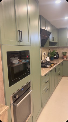 A lemon-colored kitchen glows with sunny charm—soft yellow walls, white cabinets, and lemon-printed tiles. Citrus knobs and oak countertops add warmth, while shelves display lemon-filled jars. A cozy nook with lemon-striped cushions sits by sheer yellow curtains, with a potted lemon tree stealing the show. Zesty and fresh! 🍋✨ #LemonKitchen #SunnyVibes #KitchenInspo #CitrusCharm #HomeDecor #BrightSpaces #yellowaesthetic | Kamakhya Decor