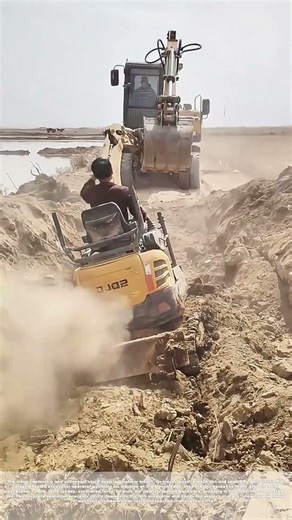 Pulling Free: How a Wheeled Excavator Rescues a Stuck Mini Excavator