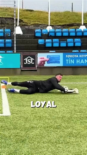 Are you a loyal goalkeeper? 🙃 #goalkeepertraining #goalkeepertips #loyalty #soccer #goalkeeperskills