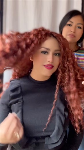 ¡Mira esta transformación espectacular! 😍 Le hice a mi prima un cambio total de look usando extensiones orgánicas curly crochet, pasando de rubia a pelirroja con mucho estilo y volumen. 💁🏽‍♀️ Usé la base perfecta para lograr un acabado natural y con movimiento. 🎶 De fondo, la canción Pa’lante, porque así vamos: ¡con todo y sin miedo al cambio! 💪💃 Si te gustan las transformaciones así, comenta ❤️ y comparte para más cambios de look increíbles. ⸻ #CambioDeLook #CurlyCrochet #ExtensionesOrgán