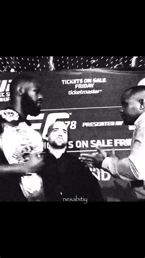 𝒂𝒙𝒊 on Instagram: "follow me 日本利用压电瓷砖将脚步转化为电能。这些瓷砖捕捉来自你脚步的动能。当你行走时，你的重量和动作用会对瓷砖产生压力。瓷砖会轻微弯曲，从而产生机械应力。瓷砖内部的压电材料将这种应力转化为电能。每一步都会产生少量电荷，而数百万步结合在一起就能产生足够的电力来驱动LED灯、显示屏和传感器。在像涩谷车站这样繁忙的地方，每天大约有240万个脚步为这一系统作出贡献。这些电能可以被储存或立即使用，从而减少对传统电力来源的依赖，并支持可持续的城市基础设施。这种方法将日常运动转化为实用的可再生能源。 #日本 #知识 #事实 #你知道吗 #推荐 #科技 #创新 #历史 #技术 #实验 #热门"