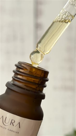 Velas Perladas on Instagram: "¿Cómo usar los aceites esenciales? Nuestras velas perladas vienen sin aroma, puedes agregarle el aroma que más te guste! Nosotros ofrecemos algunos aceites esenciales para aromatizar tus velas y aquí te enseñamos cómo usarlos. Agrega 3 gotas alrededor de tu mecha ANTES de encenderla, el calor de la cera al derretirse irá liberando el aroma 😌 #velasperladas #aromasnaturales"