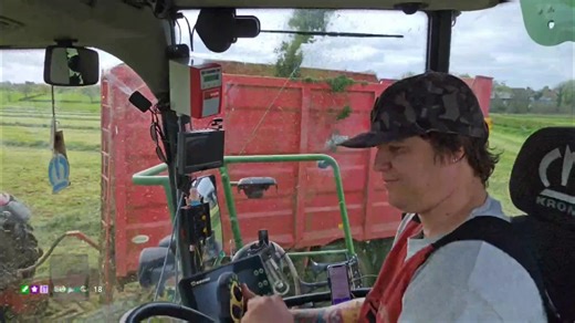 Tractor loading silage, but what's the real story? News from Facebook or just a friendly visit? #FarmLife #BehindTheScenes #Tractor #RuralVibes #Silage
