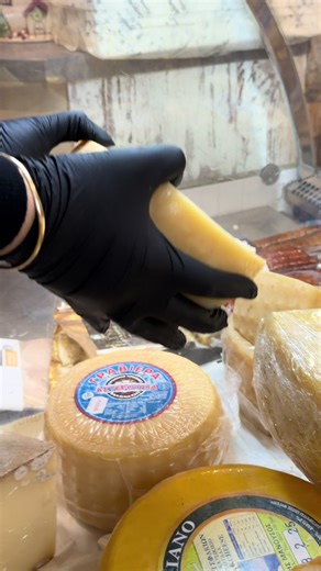 🧀✨ Ξέρεις ότι μπορούμε να σου τρίψουμε το τυρί; ✨🧀 Ναι, σωστά διάβασες! 👌 Στο Βουργιαλάκι σου τρίβουμε το τυρί όπως το θέλεις για να το έχεις έτοιμο για χρήση 🍝🥗 🔪 Για μακαρόνια 🥧 Για πίτες & συνταγές 🍕 Για τοστ & φούρνο ⏱️ Εξοικονομείς χρόνο & κόπο Διάλεξε το αγαπημένο σου τυρί και άστο πάνω μας 😉 Εσύ… απλώς μαγείρεψε! 😋 📍 Το Βουργιαλάκι – Κρητικά Προϊόντα 📞 2130904798