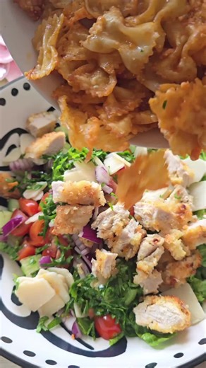 Salade de pâte croustillante cesar au poulet crispy cuisson A l’airfryer pour une recette rapide et facile Ingrédients : des pâtes déjà cuites un filet de poulet à paner dans un oeuf battu avec épices puis dans la chapelure Garnitures : concombre, tomates cerise, oignon rouge, persil haché, copeaux de parmesan Sauce : un pot de skyr 1 cuillère à soupe d’huile d’olive, jus de citron, sel, poivre, une cuillère à café d’ail semoule, une cuillère à soupe de parmesan râpé finement cuisson des pâtes r