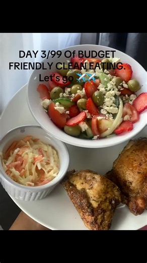Banting on a budget is possible. This entire plate was less than 12gnet carbs yet so filling and affordable. Follow me for more and easy recipes to help you keep healthy and loose weight.DAY3/99 chicken , green salad with coleslaw.I also sell 100% Banting cakes and tarts that are low in carbs , sugar free and don’t even taste like diet (attached on the last slides,based in JHB).#banting #LowCarbSA #WeightLossJourney #WhatIEatInADay #SouthAfricaTikTok