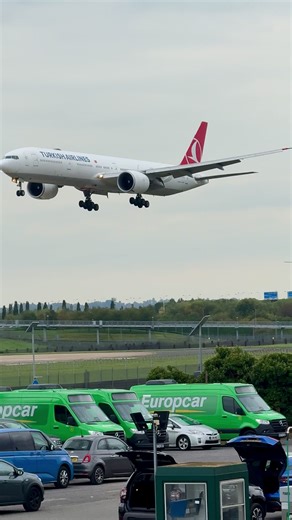 Turkish Airlines Boeing 777-300 Landing at Heathrow