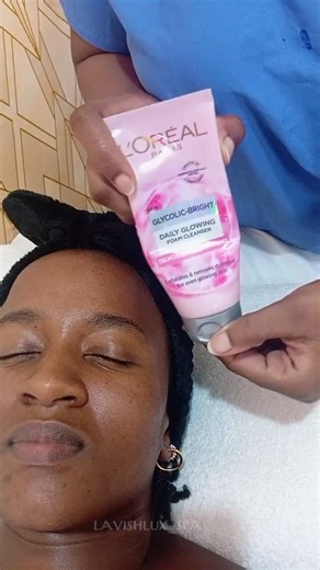 A dermaplane Facial Helps by unclogging pores, brightening the skin & products penetrate the skin👌