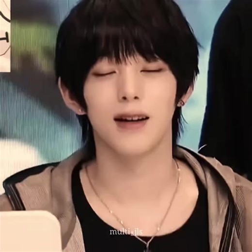 I love it when he puts his hand on his face whenever he smiles—like he’s hiding it. He looks so shy, and it’s just too cute! 🥰 Keep on smiling, Chih! You have no idea how much your smile makes our day brighter. 🥹💖 @ahof_jl #AHOF #아홉 #CHIHEN #즈언 #AHOF_CHIHEN @AHOF