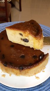 Este Pudín o Budín de pan es sencillamente es una delicia, es suave, fácil de hacer y le encantará a todos. Aquí te muestro mi forma de prepararlo Te gustó la receta? Cuéntame en los comentarios 👇 INGREDIENTES ⬇️⬇️ 6 Unidades de Pan(300g Aprox.) 4 Huevos 3/4 Tza de Leche Condensadas o Azúcar (175ml) 1 Cda de Vainilla 1 Pizca de Sal 1 1/2 Tzas de Leche Entera(375 ml) 1 1/2 Tzas de Leche Evaporada (375ml) 3 Cdas de Mantequilla derretida Puedes añadir Ron de manera Opcional Pasas Para el Caramelo 