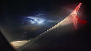 Traveler captures 'insane' lightning show from airplane window while flying over Florida