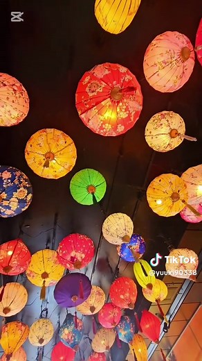 老若男女問わず大人気の江の島！江の島神社⛩️の参拝✨１年間通して季節感溢れるイベントや伝統行事なども盛んに行われていて国内でも有数の観光エリアです 島の中には、日本三大弁財天に指定されている、江の島神社⛩️江の島！鎌倉！湘南の町並みまで見る事ができる、江の島シーキャンドルや江の島の秘境とも言える、江の島岩屋などがあって、夏と冬には江の島の町並みも照らす綺麗なイルミネーションも楽しむ事ができます😊海岸線の海は日本のマイアミビーチとも、言われていて、海🌊が穏やかな時は本当に綺麗な景観を楽しむ事ができます😊 #江の島 #片瀬江ノ島駅 #江ノ電 #日本有数の観光スポット #老若男女問わず大人気の江の島 ##CapCut