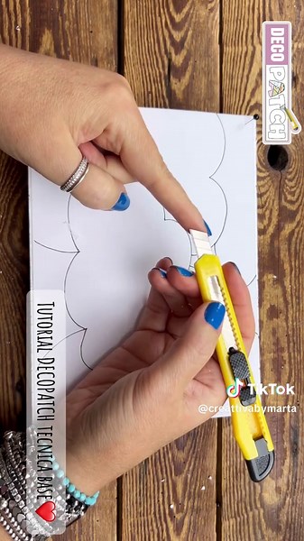 DecoPatch tecnica base! ❤️ Scopri come realizzarla è semplicissimo!🤩 👉Cosa puoi fare con i Kit DecoPatch? Realizza decorazioni uniche con semplicità e divertimento! I nostri kit includono tutto ciò di cui hai bisogno per creare progetti creativi straordinari Perfetto anche per coinvolgere i più piccoli in un’attività sicura e stimolante. 👩‍🎨👶 💻 Come acquistare? 👉 Vai sul nostro sito e ordina subito il tuo Kit DecoPatch! Non perdere l’occasione di portare la magia della creatività direttam