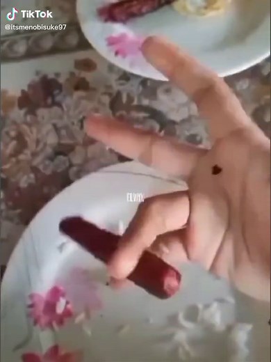 Swaying Hotdog Spinner | Mesmerizing Hotdog Spinning Video