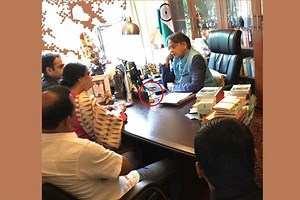 शशि थरूर के टेबल पर दिखा उल्टा तिरंगा, सोशल मीडिया पर लोगों ने लगाई क्लास