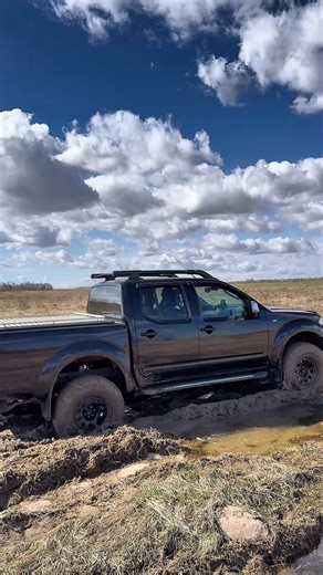 How Rear Diff Lock Works! Nissan Navara in Mud!