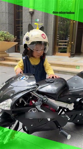 BỐ TẶNG CON GÁI NHỎ MÔ TÔ PKL ĐỂ ĐI HỌC