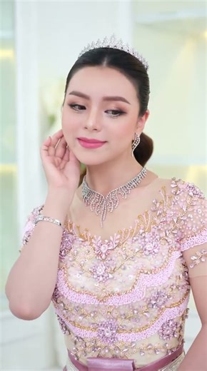 So beautiful bride កូនក្រមុំស្អាតណាស់🤭 #marry #wedding #makeup #beautiful